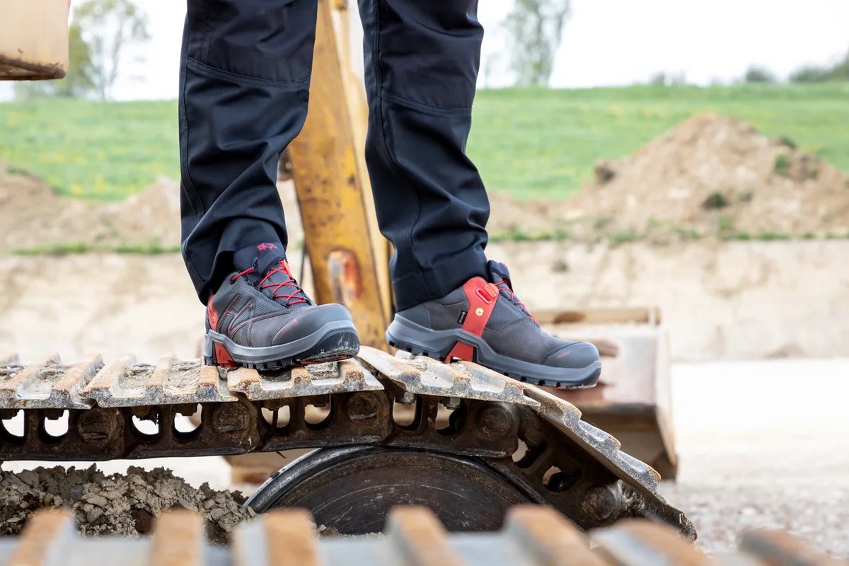 Veiligheidsschoenen Haix CONNEXIS Safety+ GTX laaggrijs/rood fra Haix, Rød – produktbillede