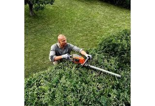 215iL grastrimmer en 215iHD45 heggenschaar inclusief 40-B70 accu en 40-C80 oplader. Praktische set met heggenschaar, grastrimmer, accu en oplader. van Husqvarna – productafbeelding 2 van 5