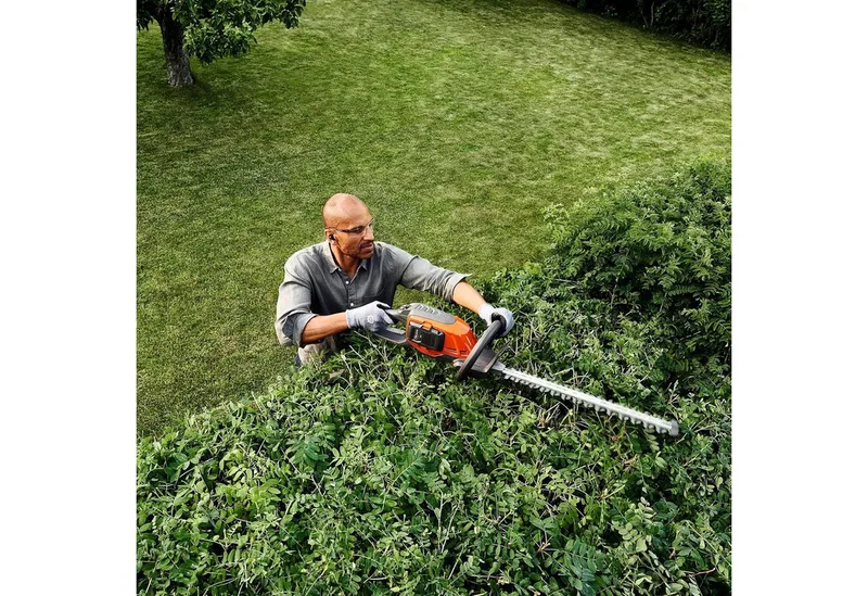 215iL grastrimmer en 215iHD45 heggenschaar inclusief 40-B70 accu en 40-C80 oplader. Praktische set met heggenschaar, grastrimmer, accu en oplader. van Husqvarna – productafbeelding 2 van 5