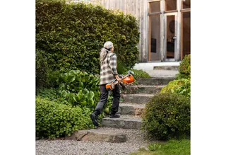 Akku-Rasentrimmer 220iR, 36V mit bürstenlosem Motor, Boost-Modus, 36 cm Schnittbreite van Husqvarna, Oranje – productafbeelding 5 van 5