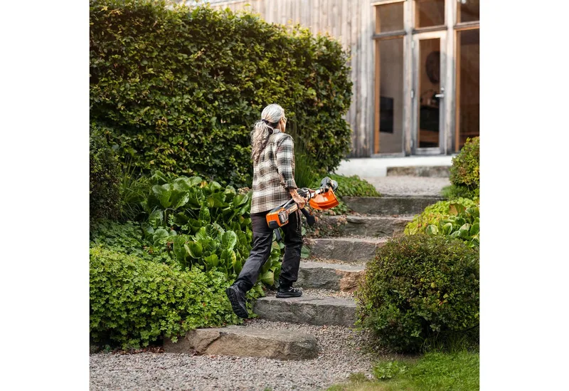 Akku-Rasentrimmer 220iR, 36V mit bürstenlosem Motor, Boost-Modus, 36 cm Schnittbreite van Husqvarna, Oranje – productafbeelding 5 van 5