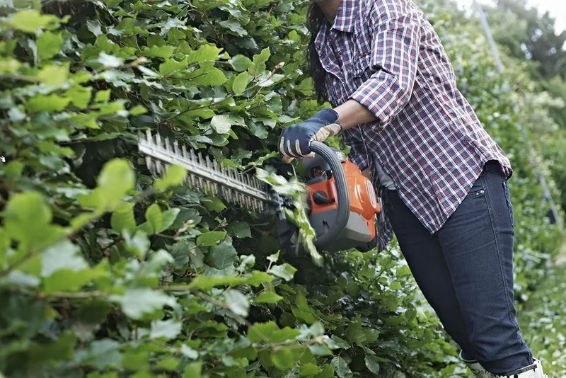 Benzin-Heckenschere 122HD45, 45 cm Doppelmesser, leicht zu starten, für ein sauberes Ergebnis by Husqvarna, Orange – product image 2 of 5