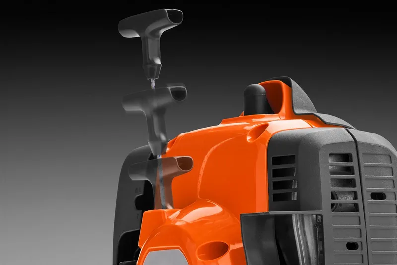 Benzin-Motorsense 129LK, 27,6-cm³-Zweitaktmotor, 43 cm Schnittbreite, Tap ’n Go-Trimmerkopf van Husqvarna, Oranje – productafbeelding 4 van 4