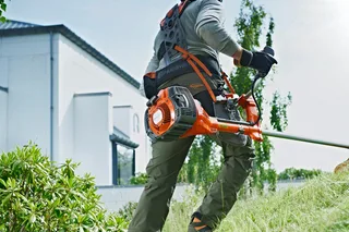 Benzin-Motorsense 135R, mit Bullhorn-Griff – 34,6-cm³-X-Torq®-Motor, 47 cm Schnittbreite de Husqvarna, Orange – image du produit 2 sur 2