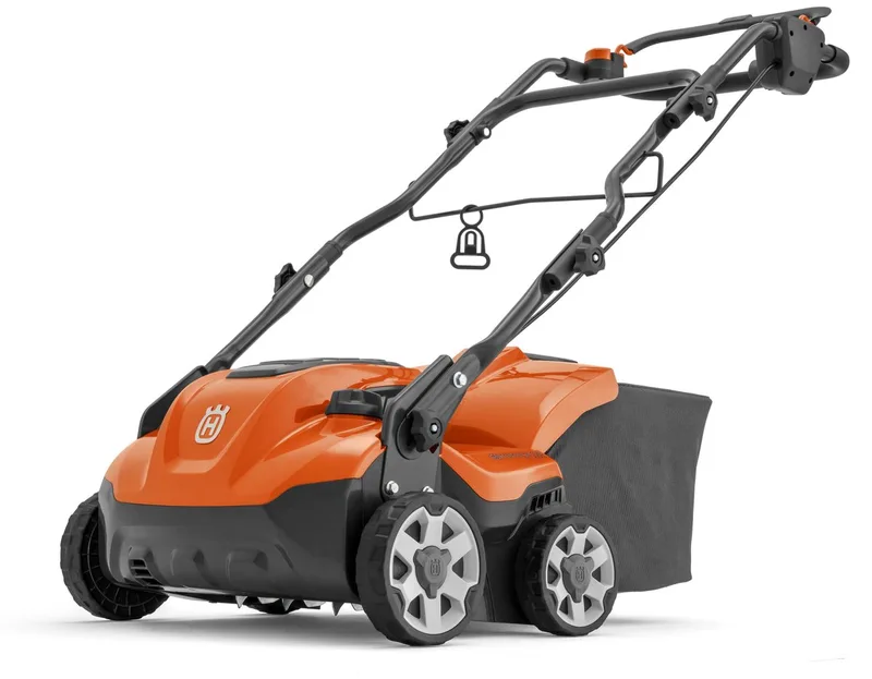 S138C Elektrische verticuteermachine en gazonbeluchter - 1,6 kW, 37,5 cm werkbreedte, 2-in-1-messen, instelbare diepte en inklapbare handgreep de Husqvarna – image du produit