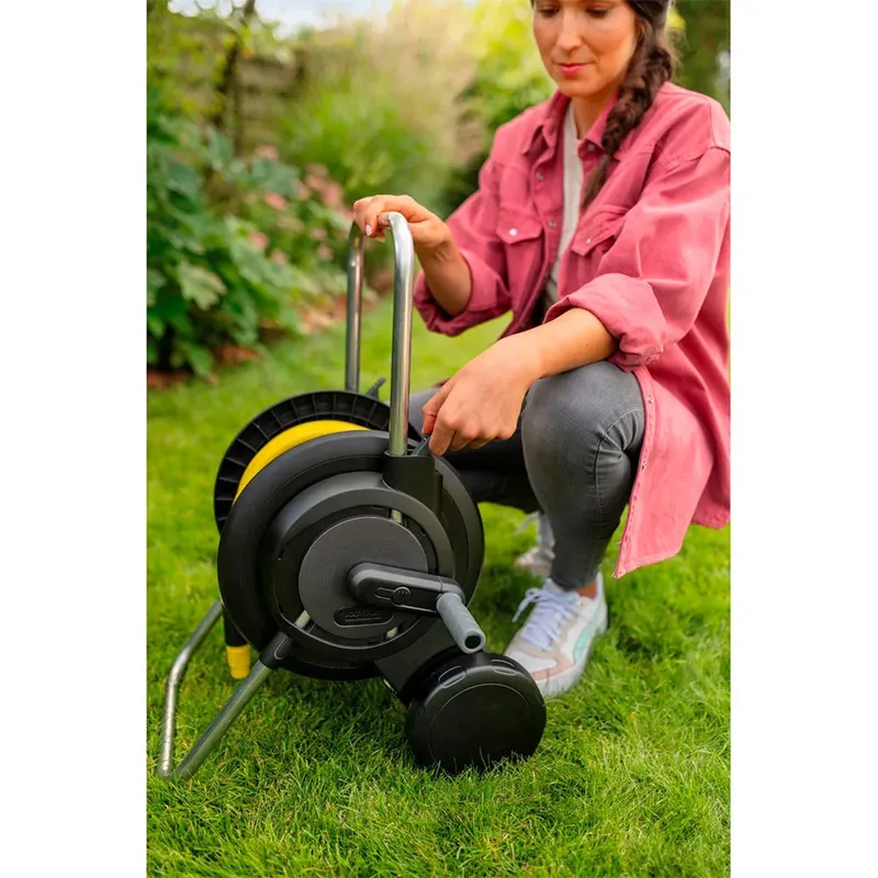 HT 2.20 Slangenwagen Incl. 20 m PrimoFlex tuinslang - Slangcapaciteit (m) 40 (1/2") / 20 (5/8") / 25 (3/4") - Compact en in hoogte verstelbaar - Incl. PrimoFlex tuinslang van Kärcher, Zwart – productafbeelding 4 van 5