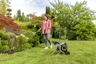 HT 5.20 M Set Slangenwagen - Incl. 20 m Performance Plus tuinslang - Metaal - Slangcapaciteit (m) 60 (1/2") / 50 (5/8") / 35 (3/4") - Compact en in hoogte verstelbaar - Incl. slanggeleiding - incl. Performance Plus tuinslang de Kärcher, Noir – image du produit 2 sur 3