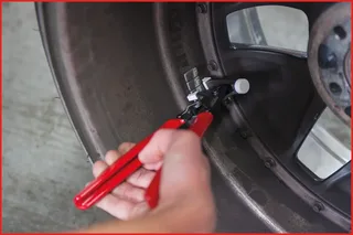 Lösezange für geklebte Auswuchtgewichte, 225 mm von KS Tools – Produktbild 2 von 3