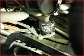 Universal Kraftstofffilter-Zange mit abwinkelbaren Backen van KS Tools – productafbeelding 2 van 3