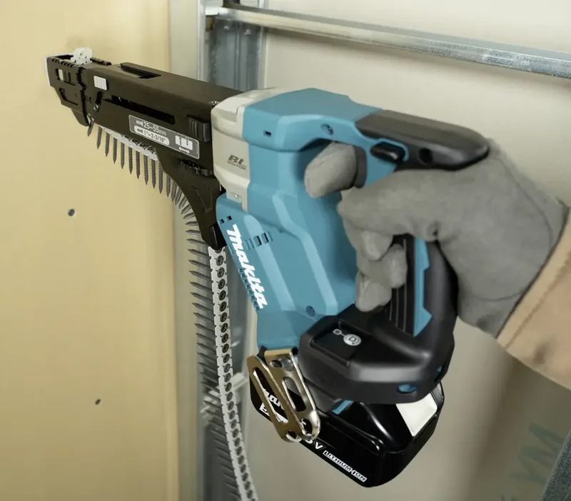 Akku-Magazinschrauber 18V / 5,0 Ah, 2 Akkus + Ladegerät im MAKPAC de Makita – image du produit 2 sur 3