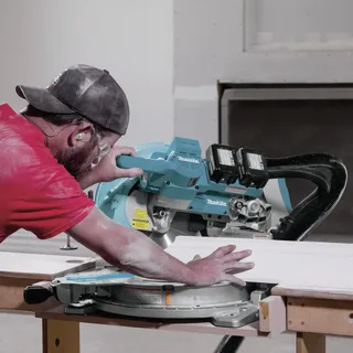 DLS111ZU Scie à onglet et radiale sans fil sans batterie 260 mm 30 mm de Makita – image du produit 2 sur 3