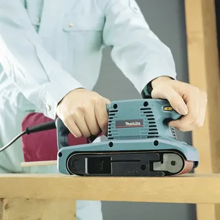 Makita 9911J 9911J Ponceuse à bande 650 W Largeur de bande 76 mm Longueur de bande 457 mm de Makita – image du produit 2 sur 2