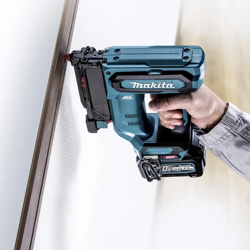 PT001GZ Accu Pin tacker 23Ga XGT 40V Max Basic Body van Makita – productafbeelding 2 van 3