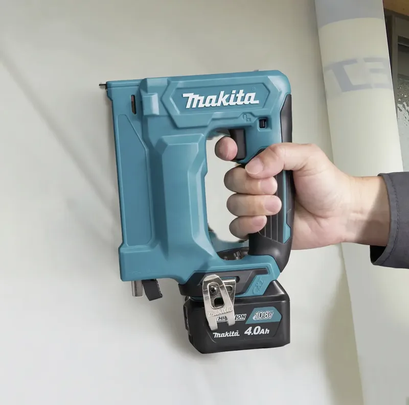 ST113DSMJ ST113DSMJ Akkutacker Klammernlänge 7 - 10 mm inkl. 2. Akku, inkl. Ladegerät, inkl. Koffer von Makita – Produktbild 2 von 3
