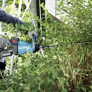 UH006GD Akku Heckenschere 40 V Li-Ion 600 mm von Makita – Produktbild 2 von 3