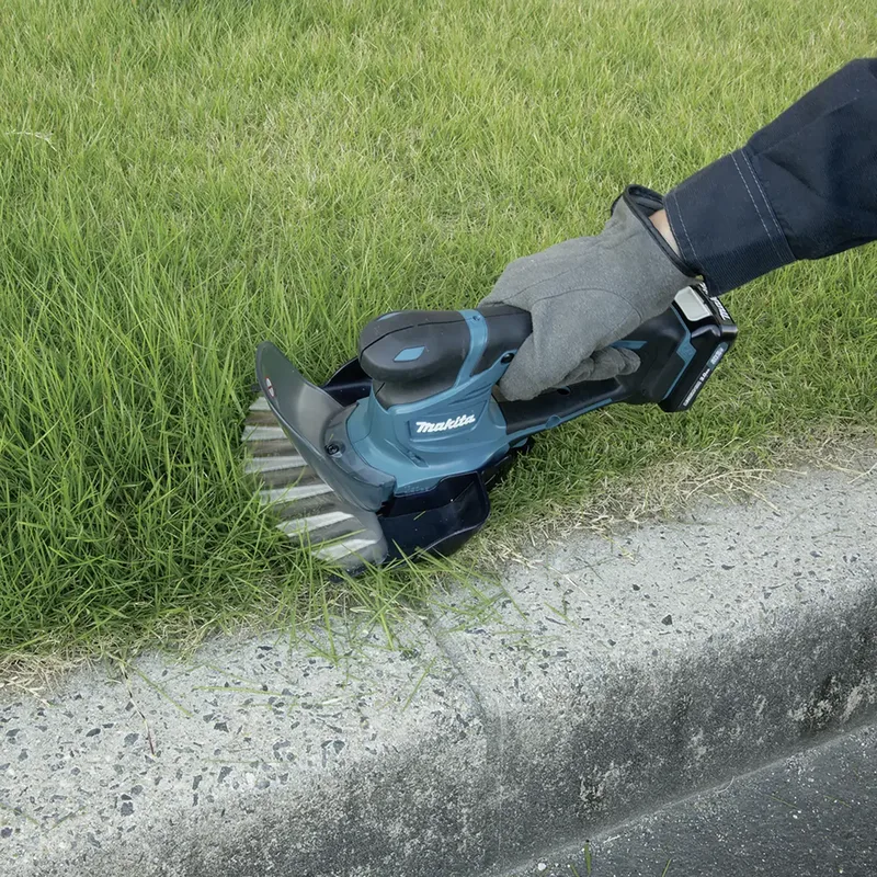 UM600DSMEX UM600DSMEX sans fil Cisaille à gazon, Sculpte-haie avec 2ème batterie 10.8 V Li-Ion de Makita – image du produit 2 sur 3
