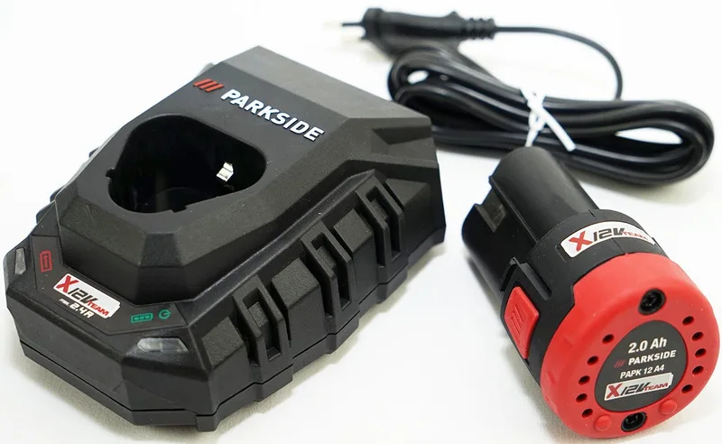 Parkside 12V Akku PAPK 12 A4, 2Ah und Ladegerät PLGK 12 A3, 2,4A, X12 Serie Akku-Set PAPK 12 A4 / PLGK 12 A3 (12 V), Cell Balancing – längere Akku-Laufzeit, erhöhte Akku-Lebensdauer von Parkside, Schwarz – Produktbild