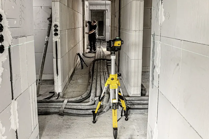 STABILA 12-V-System Kreuzlinienlaser LAX 600 G, selbstnivellierend, 3 x 360° grüne Laserlinien, max. Reichweite: 40 m, Tragekoffer, Universal- und Wandhalterung (ohne Akku und Ladegerät) by Stabila – product image 2 of 3