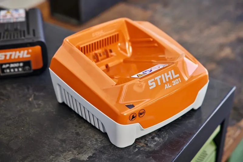 AL 301 snellader 230 V van Stihl – productafbeelding