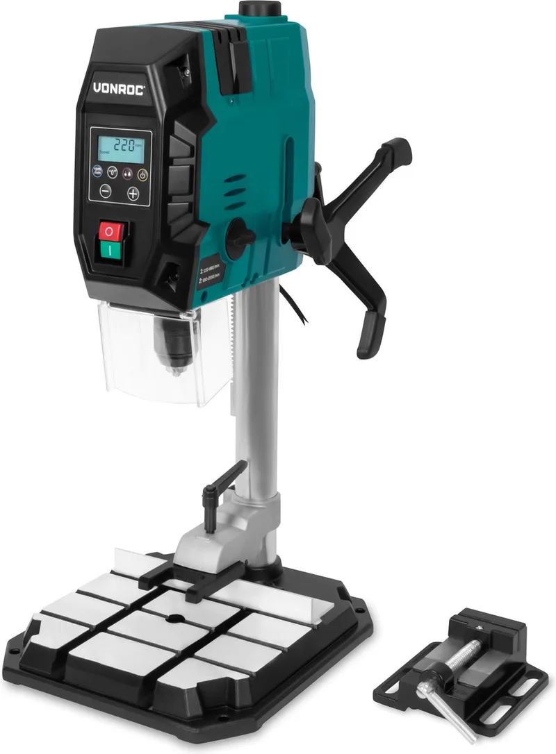 kolomboormachine 900W – tafelboormachine – digitaal bedieningspaneel met LCD scherm - kruislijnlaser en LED werkverlichting - Incl. snelspanklem, boorklem en parallelgeleider fra VONROC – produktbillede