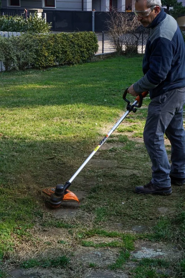 Akku-Rasentrimmer WG183E.9, 33 cm Arbeitsbreite Faden, Doppelfaden, verstellbarer Griff, ohne Akku und Ladegerät de Worx, Orange, Noir – image du produit 2 sur 5