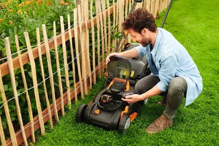 Akkurasenmäher WG743E, 40 cm Schnittbreite, (Set), 40V/ 2x4Ah 500m², 40cm/20-80mm, 45 Liter von Worx, Schwarz – Produktbild 2 von 5