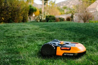Rasenmähroboter Landroid M700 Plus, bis 700 m² Rasenfläche, (Set), 700m², 20V/4Ah, 18cm/30-60mm, WiFi/Bluetooth, Cut to edge, PowerShare von Worx, Orange – Produktbild 2 von 5