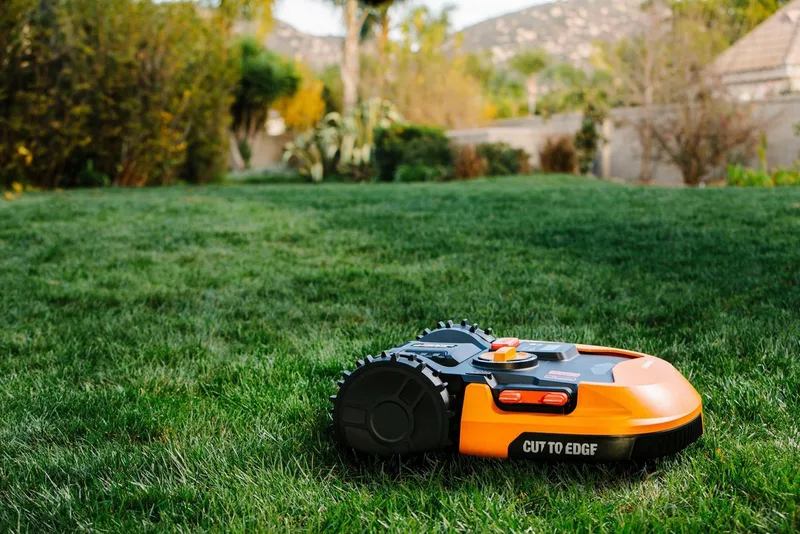 Rasenmähroboter Landroid M700 Plus, bis 700 m² Rasenfläche, (Set), 700m², 20V/4Ah, 18cm/30-60mm, WiFi/Bluetooth, Cut to edge, PowerShare von Worx, Orange – Produktbild 2 von 5